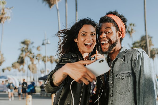 ilustrasi pasangan selfie