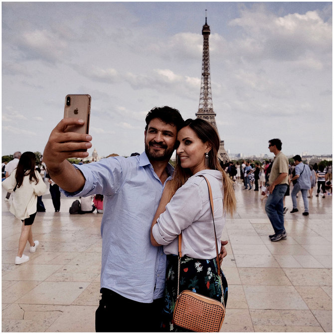 ilustrasi pasangan selfie