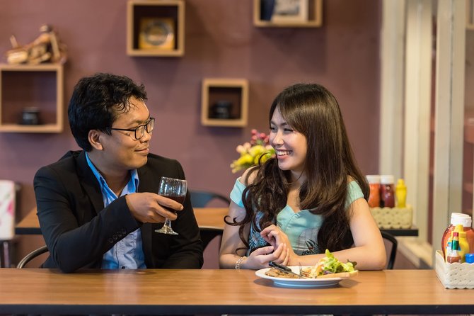 ilustrasi pasangan makan bersama