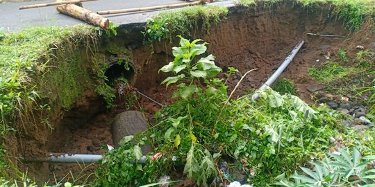 Badan Jalan Amblas Karena Hujan, Satu Mobil & Motor Terperosok dan Tewas 3 Orang