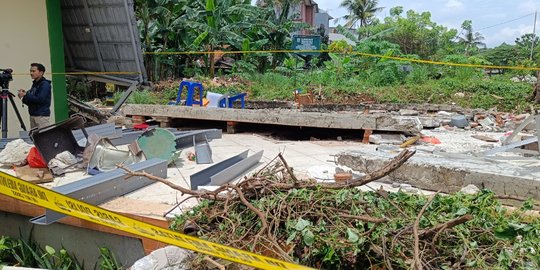 Gandeng Puslabfor, Polres Jaksel Olah TKP Tembok Roboh di MTsN 19 Jakarta