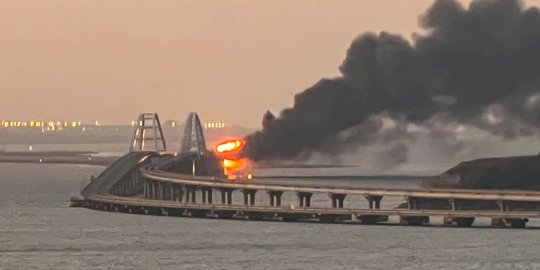Ledakan Dahsyat Truk BBM Rusak Jembatan Penghubung Krimea-Rusia