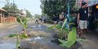 2 Tahun Rusak Tak Diperbaiki, Warga Tangerang Tanam Pohon Pisang di Tengah Jalan