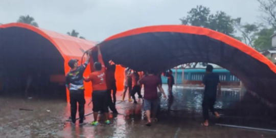 Atap Sekolah di Jember Ambruk, Para Siswa Terpaksa Belajar di Tenda Darurat