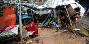 Hujan Es dan Angin Kencang Sebabkan Pohon Tumbang di Depok