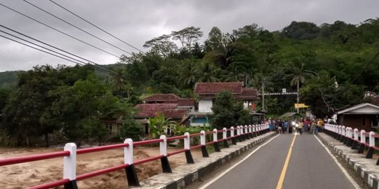 Sungai Cibareno di Perbatasan Jabar-Banten Mendadak Meluap usai Gempa Bayah Lebak