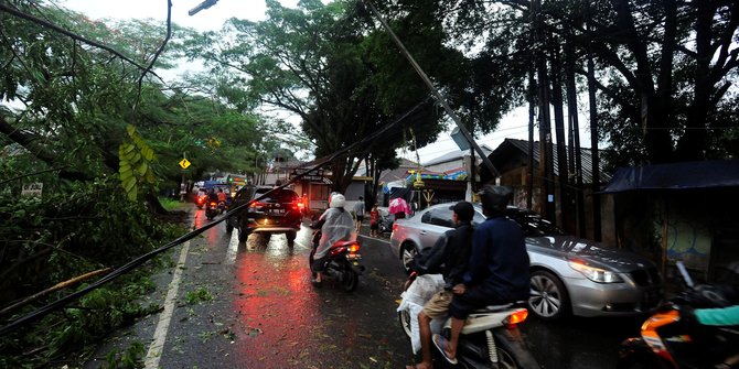 Hujan Es Dan Angin Kencang Terjadi Di Depok