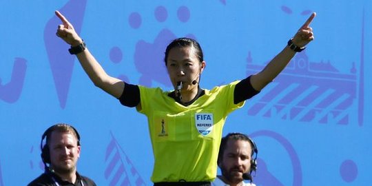 Potret Ketegasan Wasit Wanita Asia Pertama yang Bakal Pimpin Laga Piala Dunia 2022