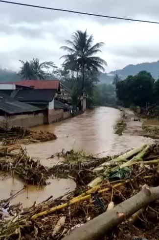 Banjir di Trenggalek Diperparah Sungai Tersumbat Sampah, Begini