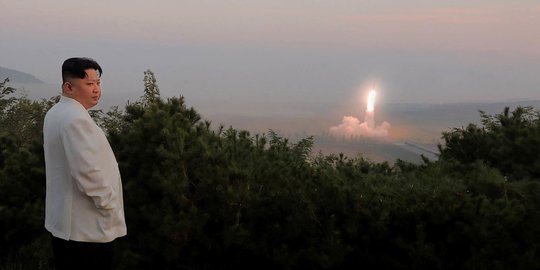 Kesibukan Kim Jong-un Pantau Uji Coba Rudal untuk Serang Korsel