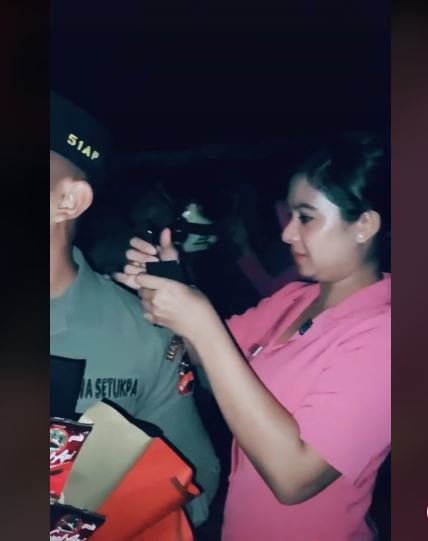 momen haru bintara polisi jadi perwira polisi pangkatnya langsung dipasangkan sang istri