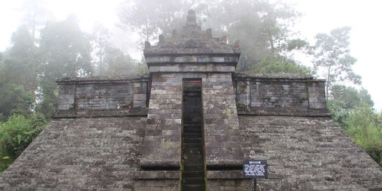 Menelisik Pesona Candi Cetho, Peninggalan Majapahit yang Eksotik
