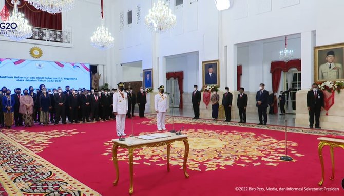 jokowi lantik sri sultan hamengku buwono x sebagai gubernur yogyakarta