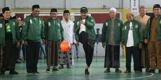 Buka Lomba Futsal Sarungan, Gus Ipul Ingatkan Kembali Sejarah Perjuangan Para Santri