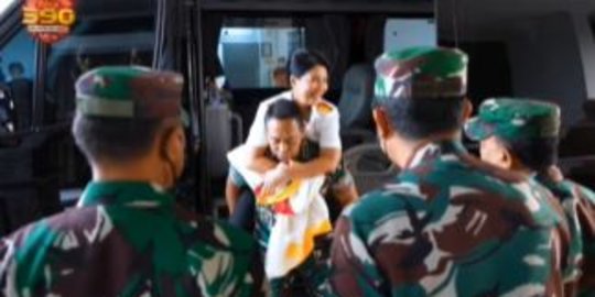 Panglima TNI Tiba-tiba Gendong Istri saat Turun dari Mobil, Aksinya Sweet Bikin Baper