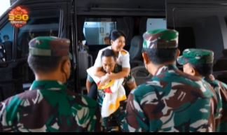 panglima tni tiba tiba gendong istri