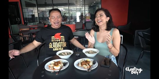 Momen Berduaan Vicky Prasetyo sama Tante Atien 'Pemersatu Bangsa', Makan Bakso Bareng