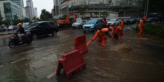 Kawasan Bundaran HI Tergenang Akibat Pipa Air Bocor