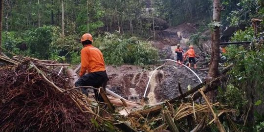 Banjir Bandang Dan Longsor Terjang Desa Di Borobudur Magelang, Aliran ...