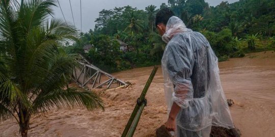 Jembatan Cimanyak Lebak Roboh Diterjang Banjir, Empat Desa Nyaris Terisolasi