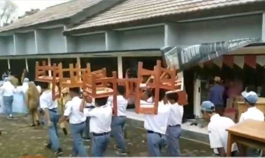 siswa smk di purbalingga belajar di kios pasar