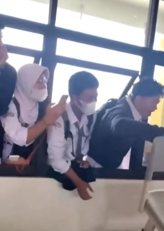 kocak siswa ini tertidur pulas tak mempan dibangunin