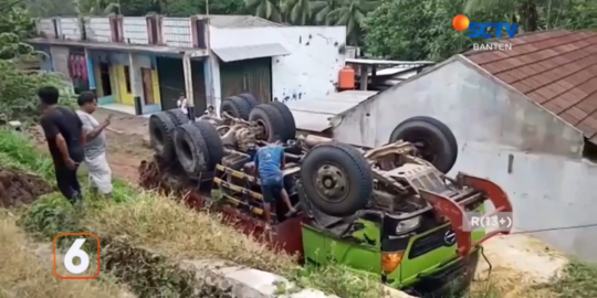 Truk Pasir 35 Ton Terbalik di Jalur Menanjak Pandeglang, Begini Kesaksian Sopir