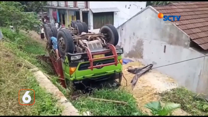 truk pasir terbalik di pandeglang