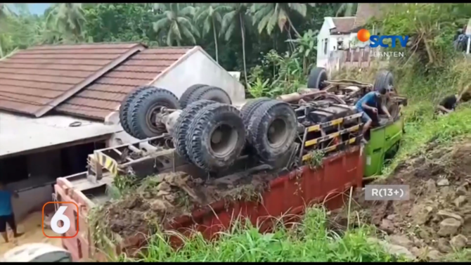 truk pasir terbalik di pandeglang