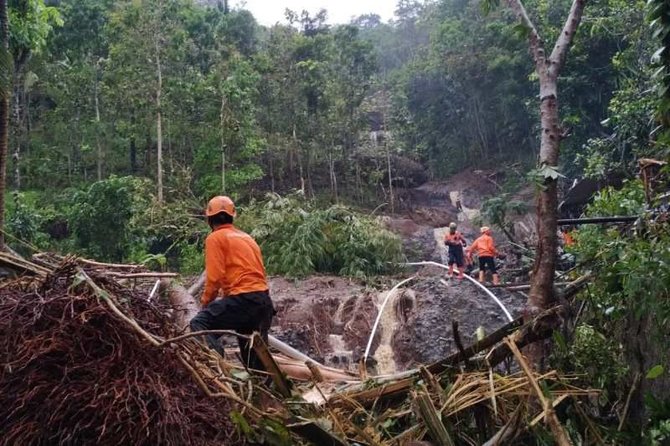 relawan menyingkirkan material longsor di kecamatan borobudur