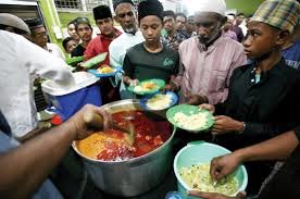 mengintip keunikan buka puasa ala india di masjid ghaudiyah medan