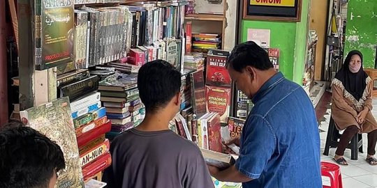 Momen Prabowo Belanja Buku Habiskan Akhir Pekan di Yogyakarta