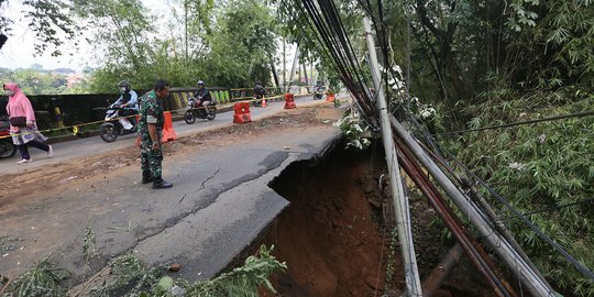 Jalanan di Kota Bogor Longsor, Akses untuk Mobil Ditutup