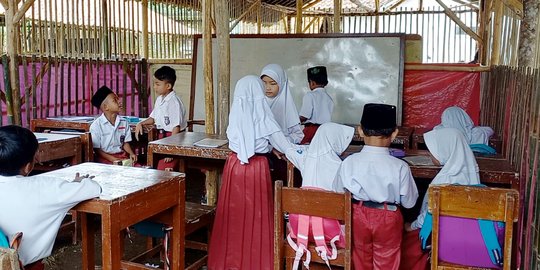 Cerita Siswa Di Tasikmalaya Terpaksa Belajar Dalam Gubuk Yang Dibangun ...