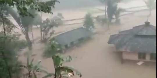 Banjir Bandang Terjang Banten Selatan, Bangunan Pesantren Hanyut Terseret Air