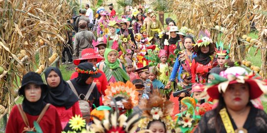 Kreasi Desa Kaliploso, Fashion dari Tanaman Sayur dan Buah di Karnaval Hortikultura