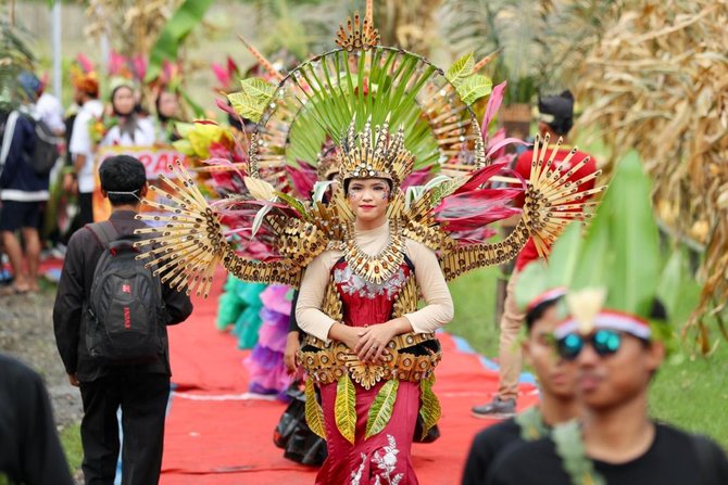 fashion dari tanaman sayur dan buah di karnaval hortikultura banyuwangi