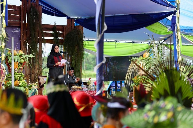 fashion dari tanaman sayur dan buah di karnaval hortikultura banyuwangi