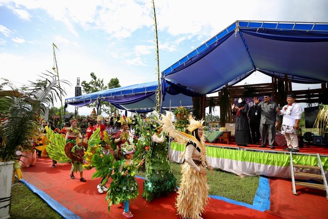 fashion dari tanaman sayur dan buah di karnaval hortikultura banyuwangi