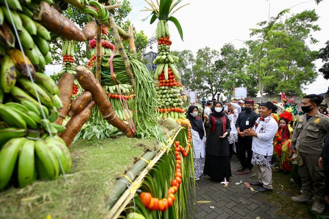 fashion dari tanaman sayur dan buah di karnaval hortikultura banyuwangi