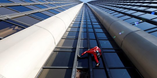 Prancis Krisis BBM, Alain Robert Menantang Maut di Menara Montparnasse