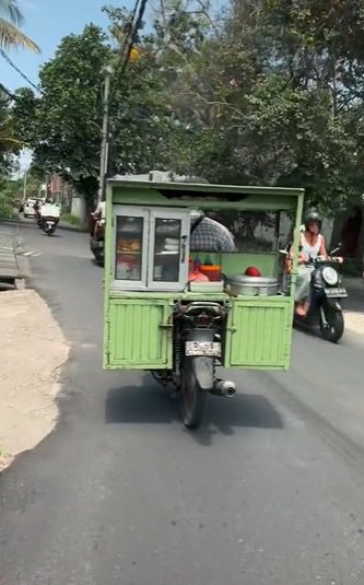 Ngakak Bule Di Bali Takjub Lihat Tukang Bakso Keliling Beri Sebutan