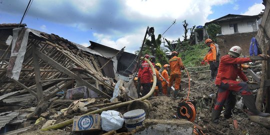 Tim SAR Berjibaku Mencari Korban Tertimbun Tanah Longsor di Bogor