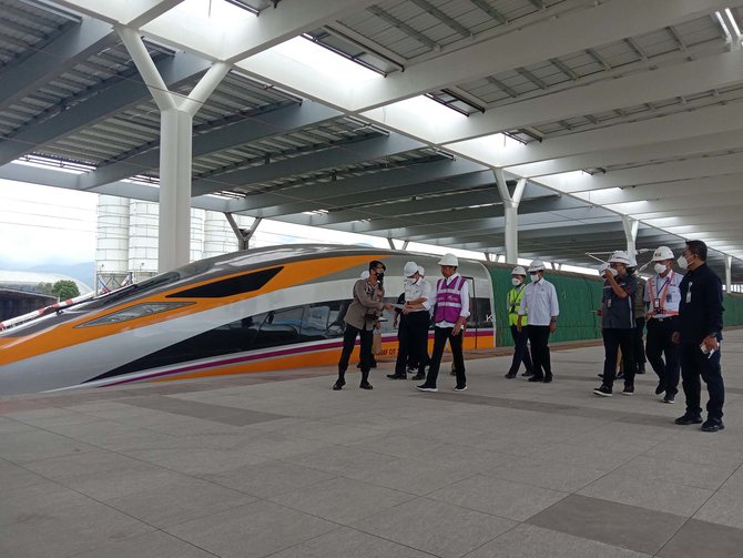 jokowi tinjau kereta cepat jakarta bandung di stasiun tegalluar