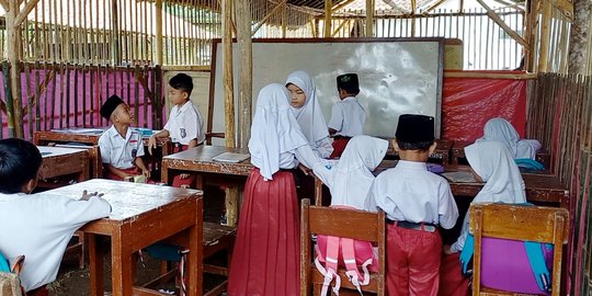 Siswa di Tasikmalaya Belajar dalam Gubuk karena Ruang Kelas Rusak, TNI Turun Tangan