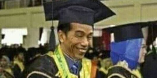 Cek Fakta Hoaks Foto Memperlihatkan Jokowi Sedang Wisuda