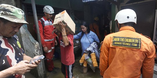 Jalan Ambles, Warga Bangli Bikin Jembatan Darurat dari Bambu dan Batang Kelapa