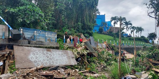 Hujan dan Angin Kencang di Samarinda, Pekerja Bangunan Tewas Tertimpa Pohon Tumbang