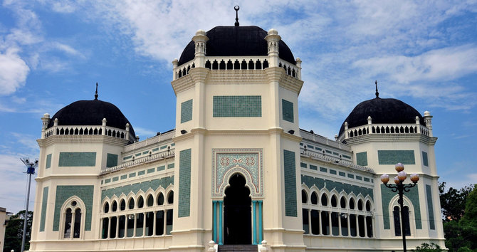 mengunjungi masjid al mashun medan cantik nan megah peninggalan kesultanan deli