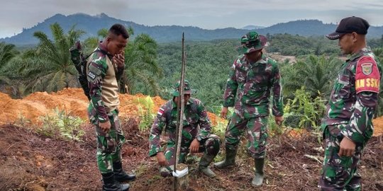 TNI dan BNPP Periksa Kondisi Patok Perbatasan Indonesia-Malaysia di Kalbar